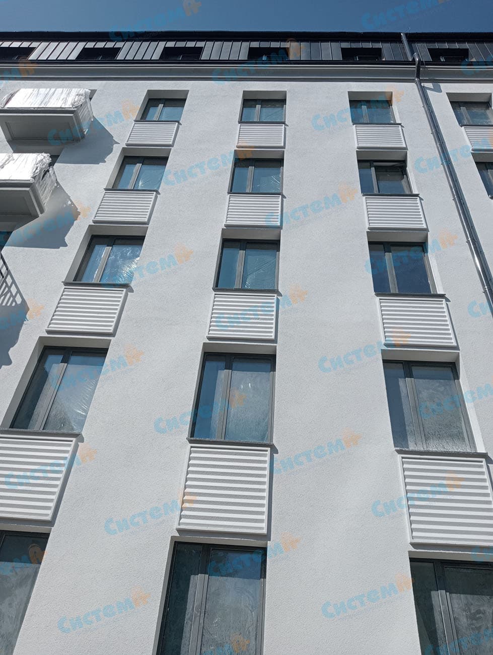 Изготовили карнизы и декоративные панели для многоэтажного здания